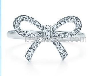 Perfect Bow ring in 925 silver.
